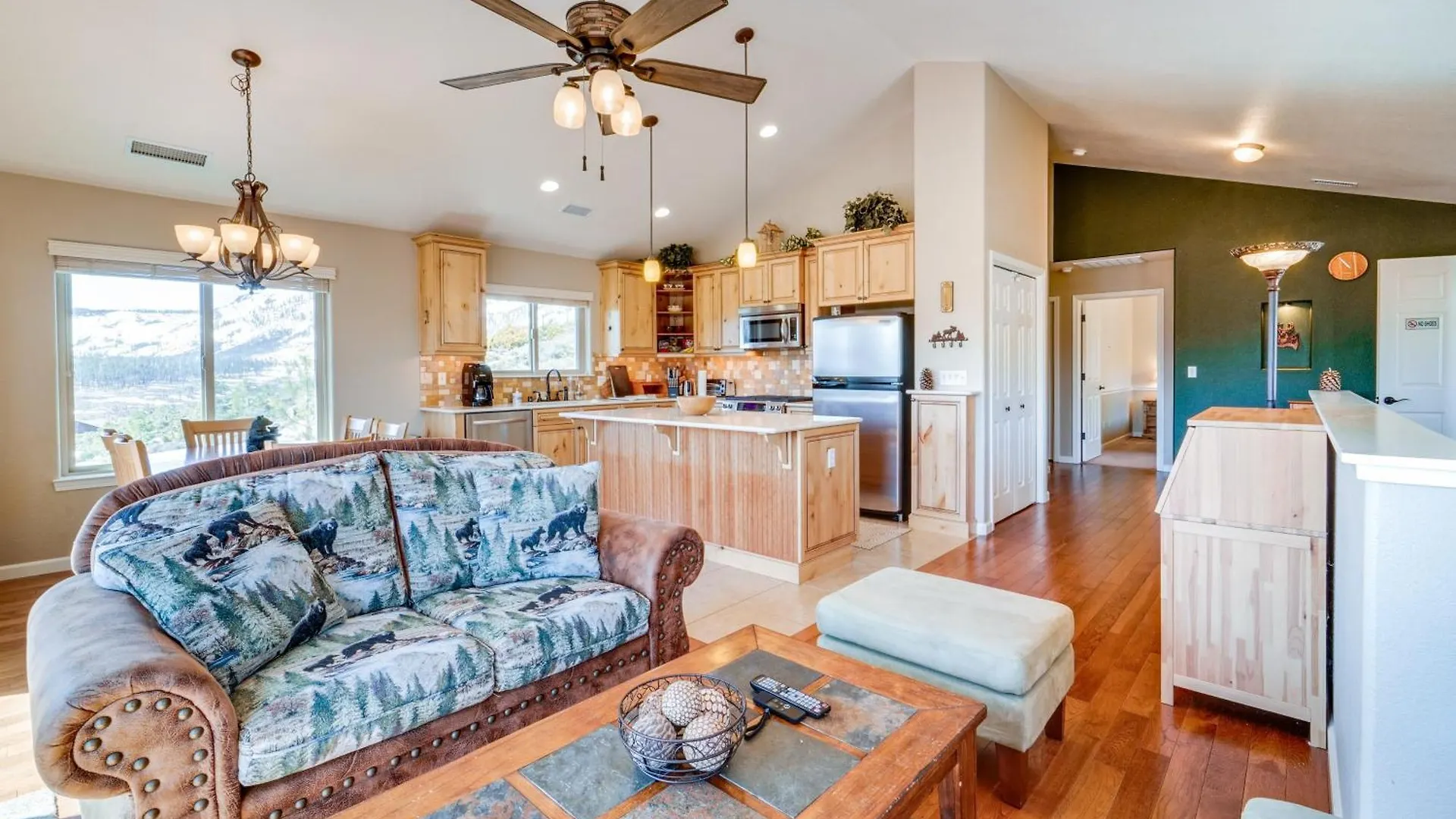South Lake Tahoe Home With Deck And Gas Grill! 0*, South Lake Tahoe