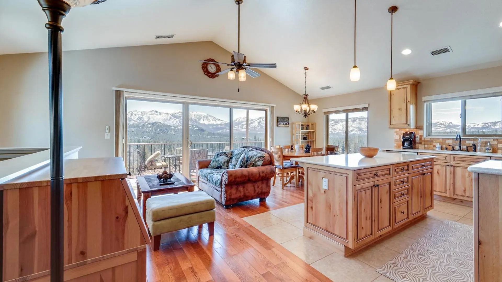 South Lake Tahoe Home With Deck And Gas Grill!